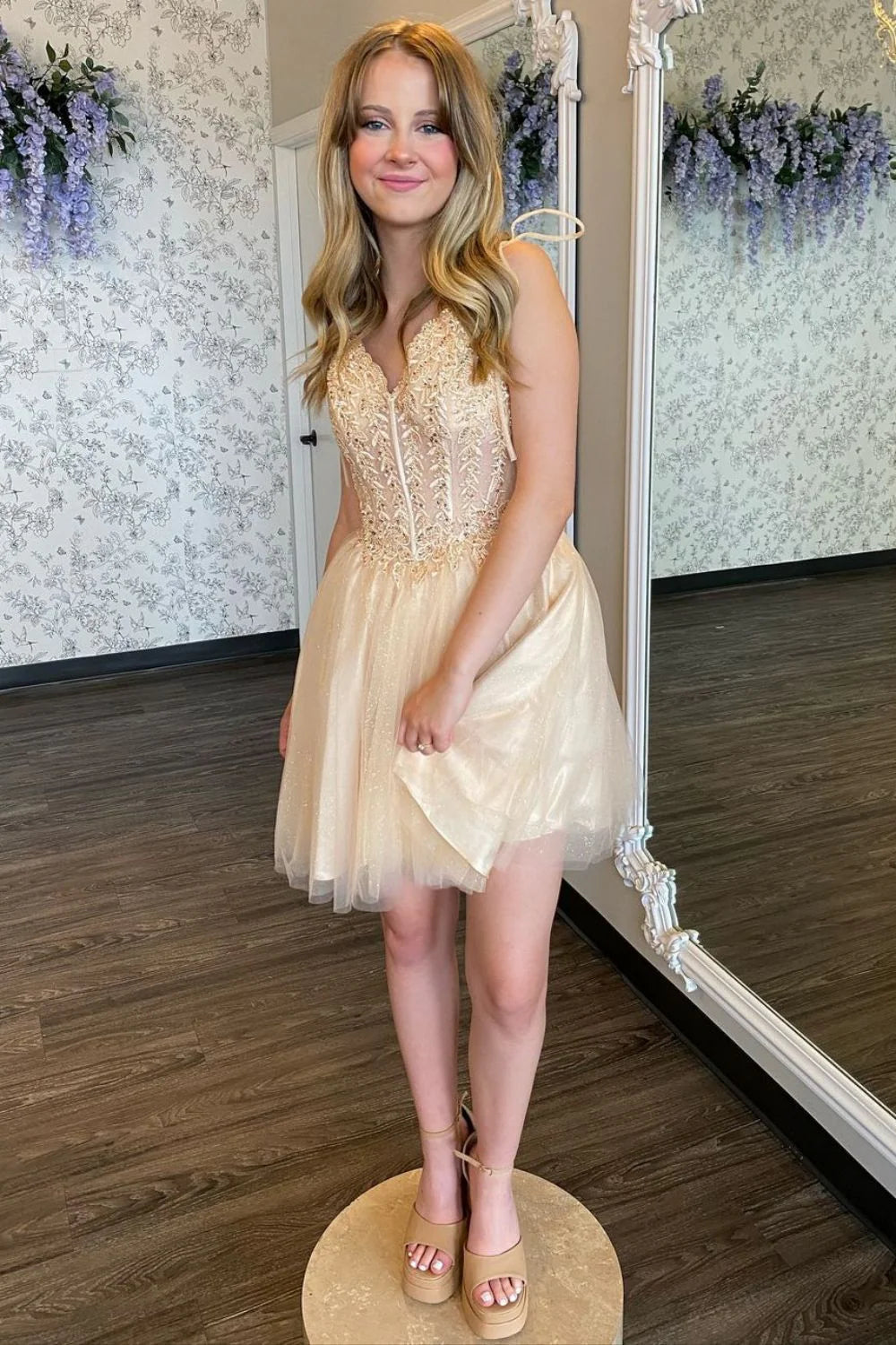Chic A-Line V-Neck Champagne Short Homecoming Dress With Appliques