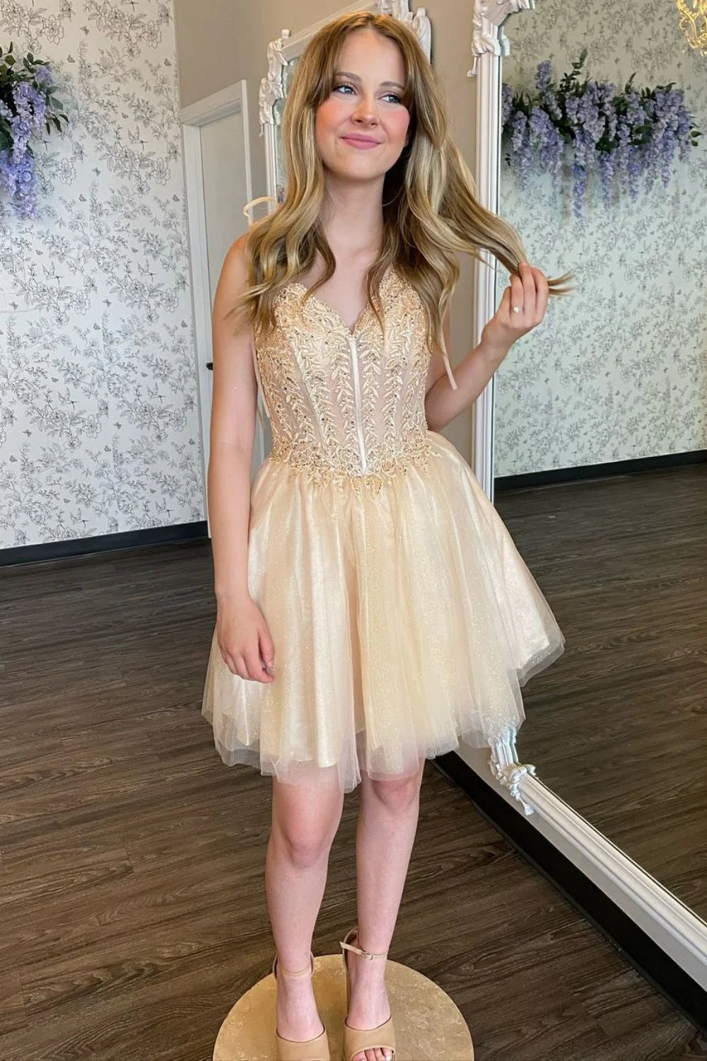 Chic A-Line V-Neck Champagne Short Homecoming Dress With Appliques