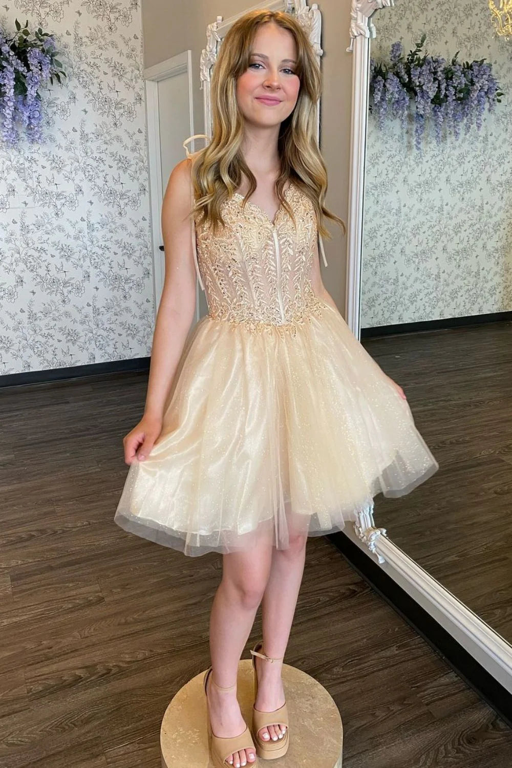 Chic A-Line V-Neck Champagne Short Homecoming Dress With Appliques