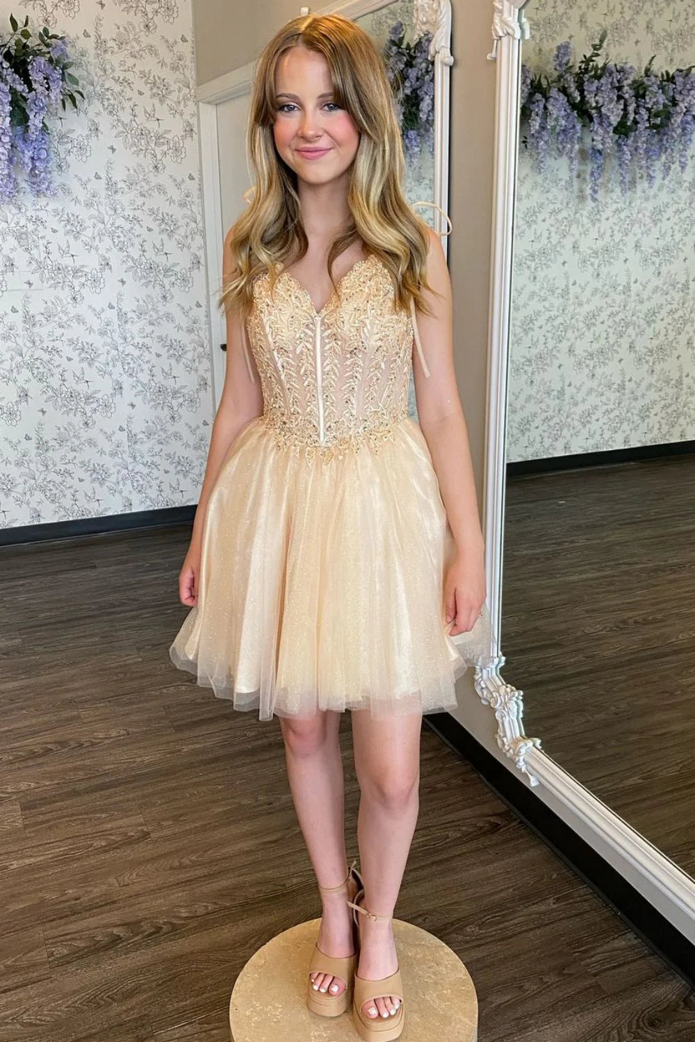Chic A-Line V-Neck Champagne Short Homecoming Dress With Appliques