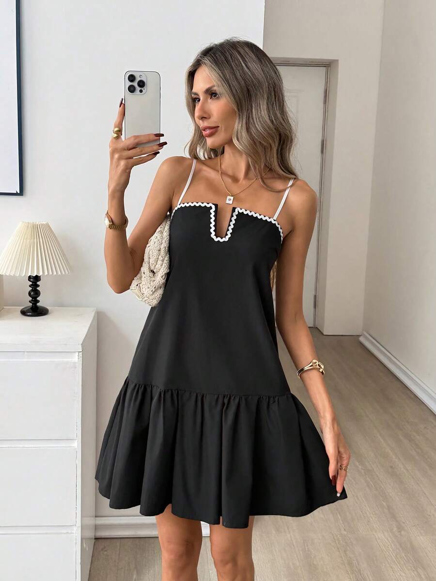 Chic A-Line Scalloped V-Neck Ruffled Hem Contrast Trim Black Mini Homecoming Dress