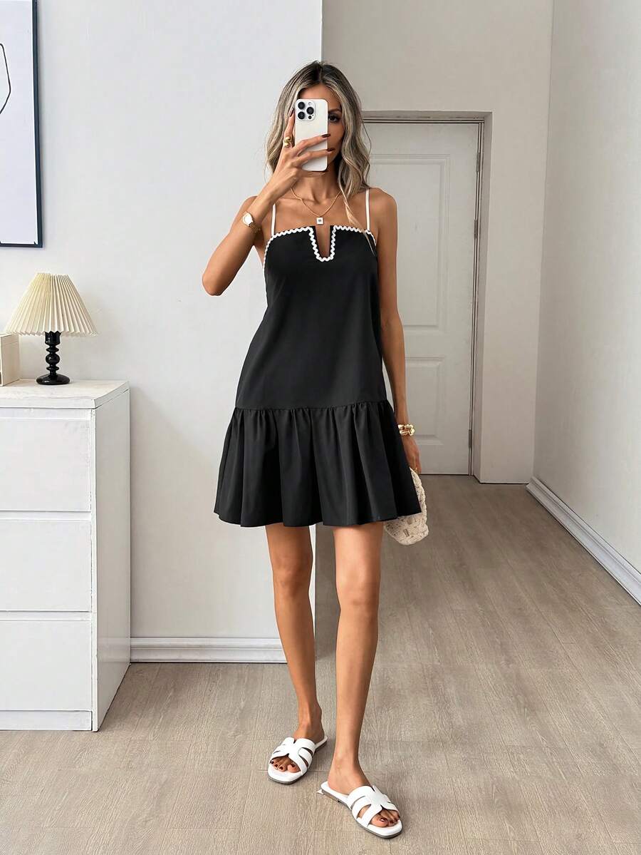 Chic A-Line Scalloped V-Neck Ruffled Hem Contrast Trim Black Mini Homecoming Dress