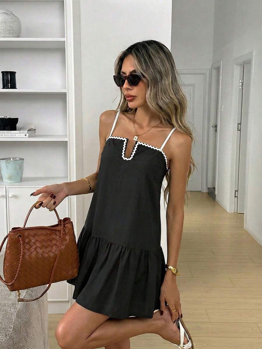 Chic A-Line Scalloped V-Neck Ruffled Hem Contrast Trim Black Mini Homecoming Dress
