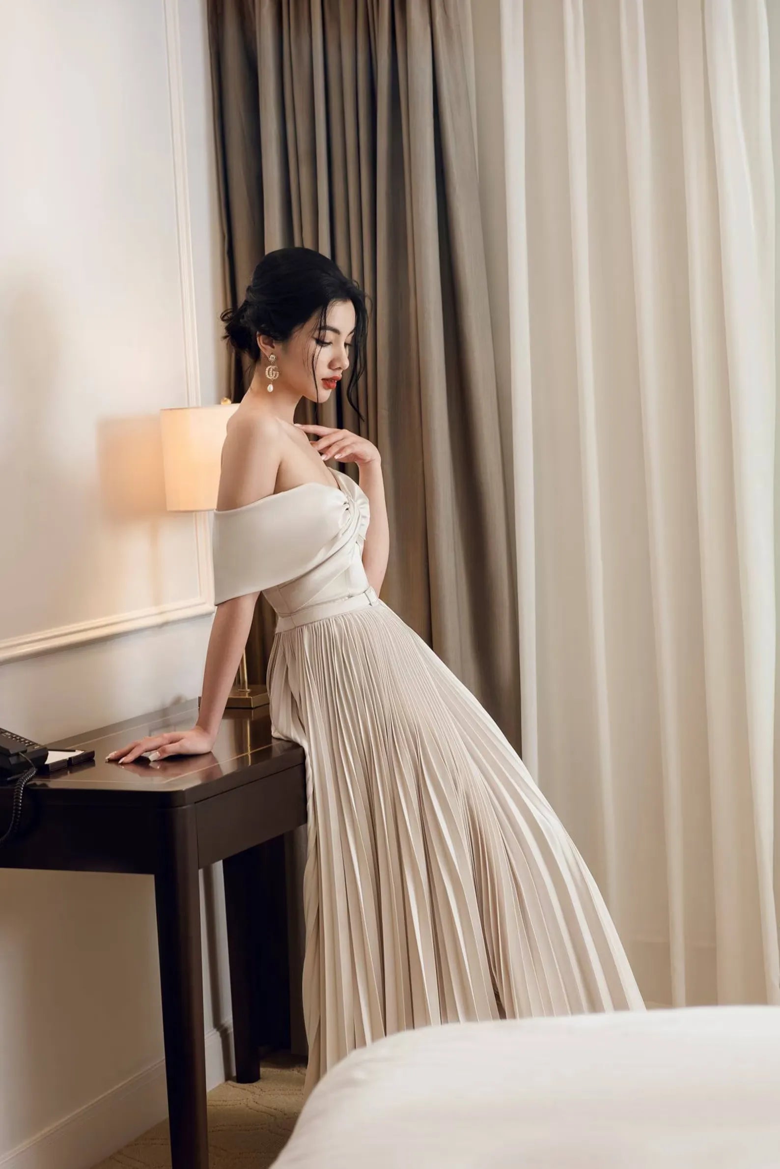 Elegant A-Line Off-the-Shoulder Pleated Ivory Midi Prom Dress For Female Guests