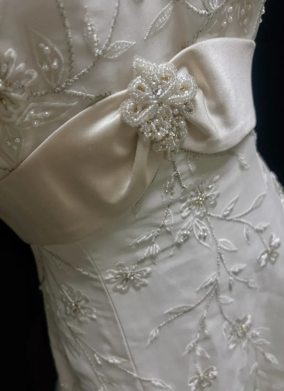 Elegant Ball Gown Sweetheart Neck Sleeveless Beaded Ivory Long Prom Dress For Women Custom