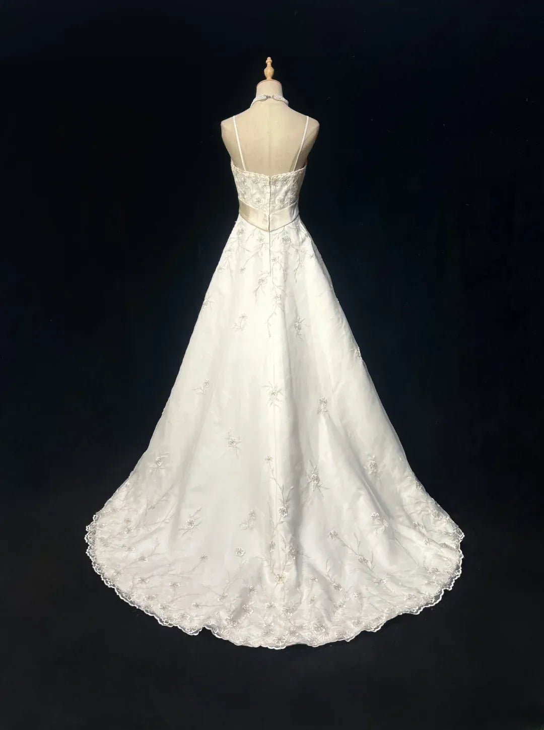 Elegant Ball Gown Sweetheart Neck Sleeveless Beaded Ivory Long Prom Dress For Women Custom