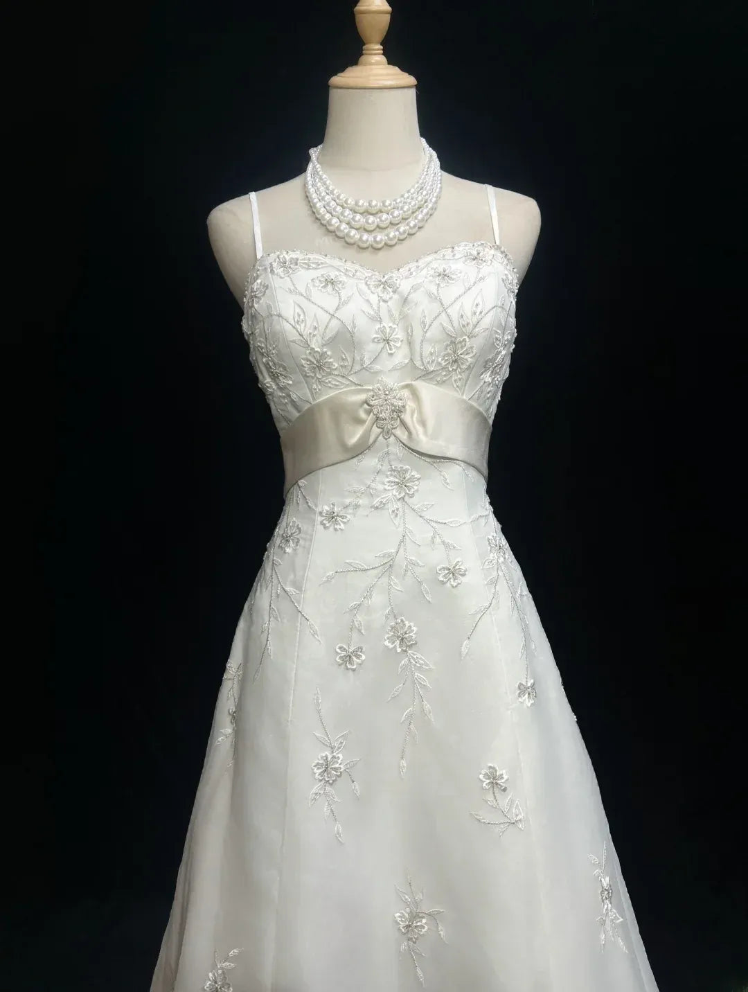 Elegant Ball Gown Sweetheart Neck Sleeveless Beaded Ivory Long Prom Dress For Women Custom