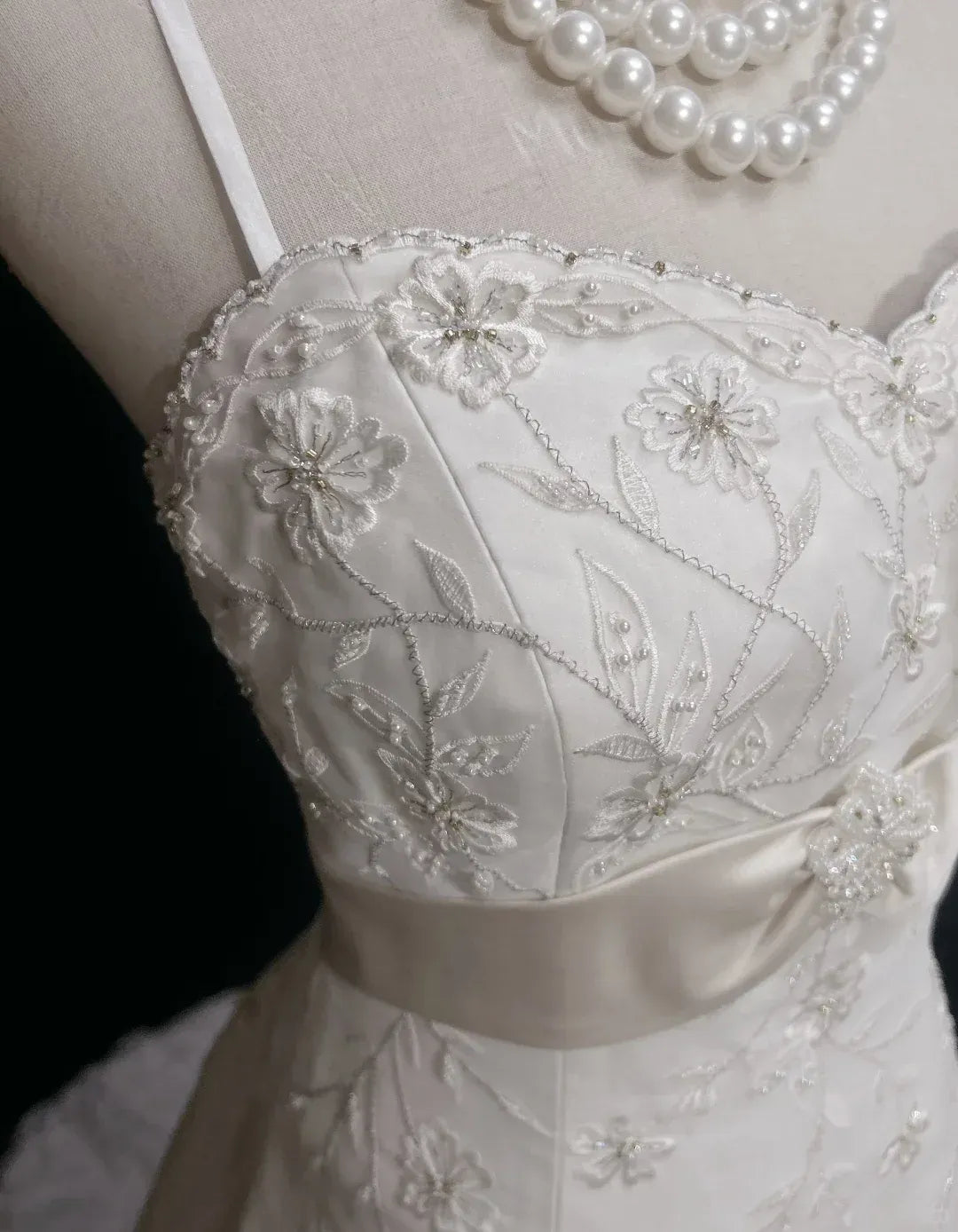 Elegant Ball Gown Sweetheart Neck Sleeveless Beaded Ivory Long Prom Dress For Women Custom