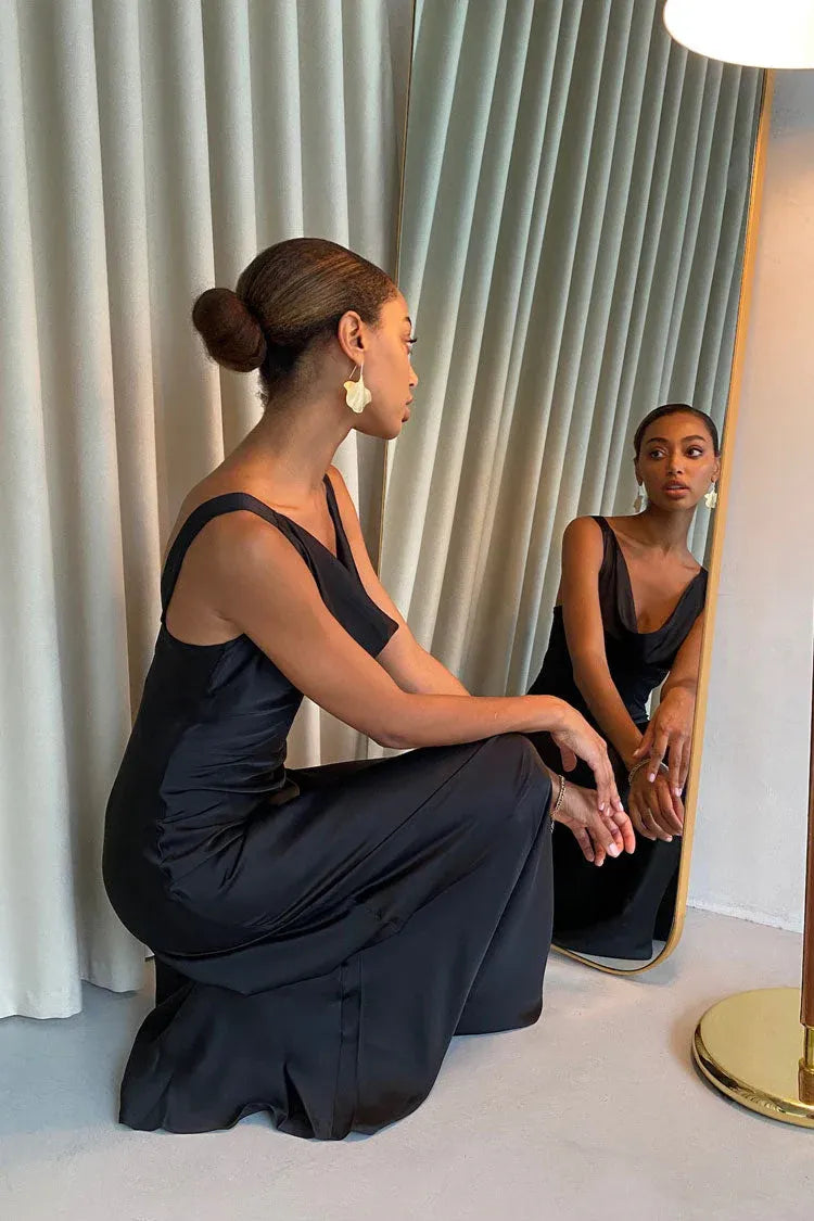 Elegant Mermaid V-Neck Sleeveless Draped Satin Black Maxi Evening Dress for Women