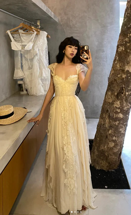 Elegant Sweetheart Chiffon Light Champagne Long Prom Dresses With Applique