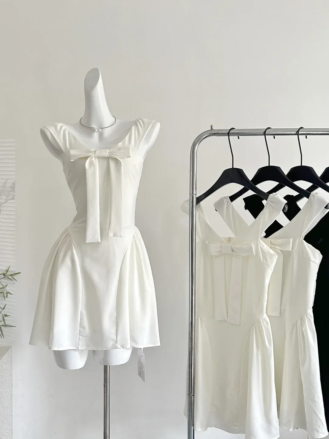 Elegant A-Line U Neck Bow-Accented Satin White Short Homecoming Dress
