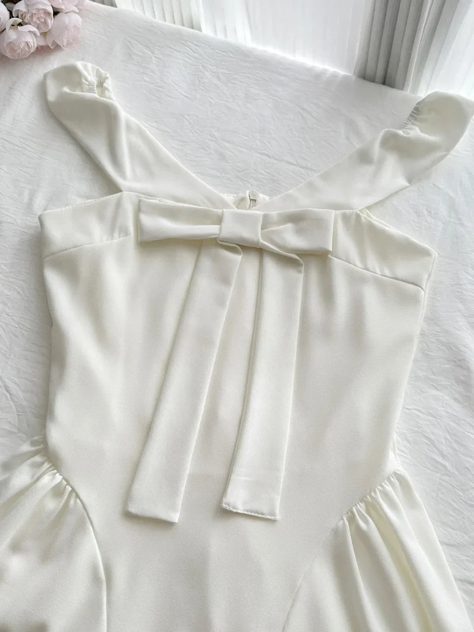 Elegant A-Line U Neck Bow-Accented Satin White Short Homecoming Dress