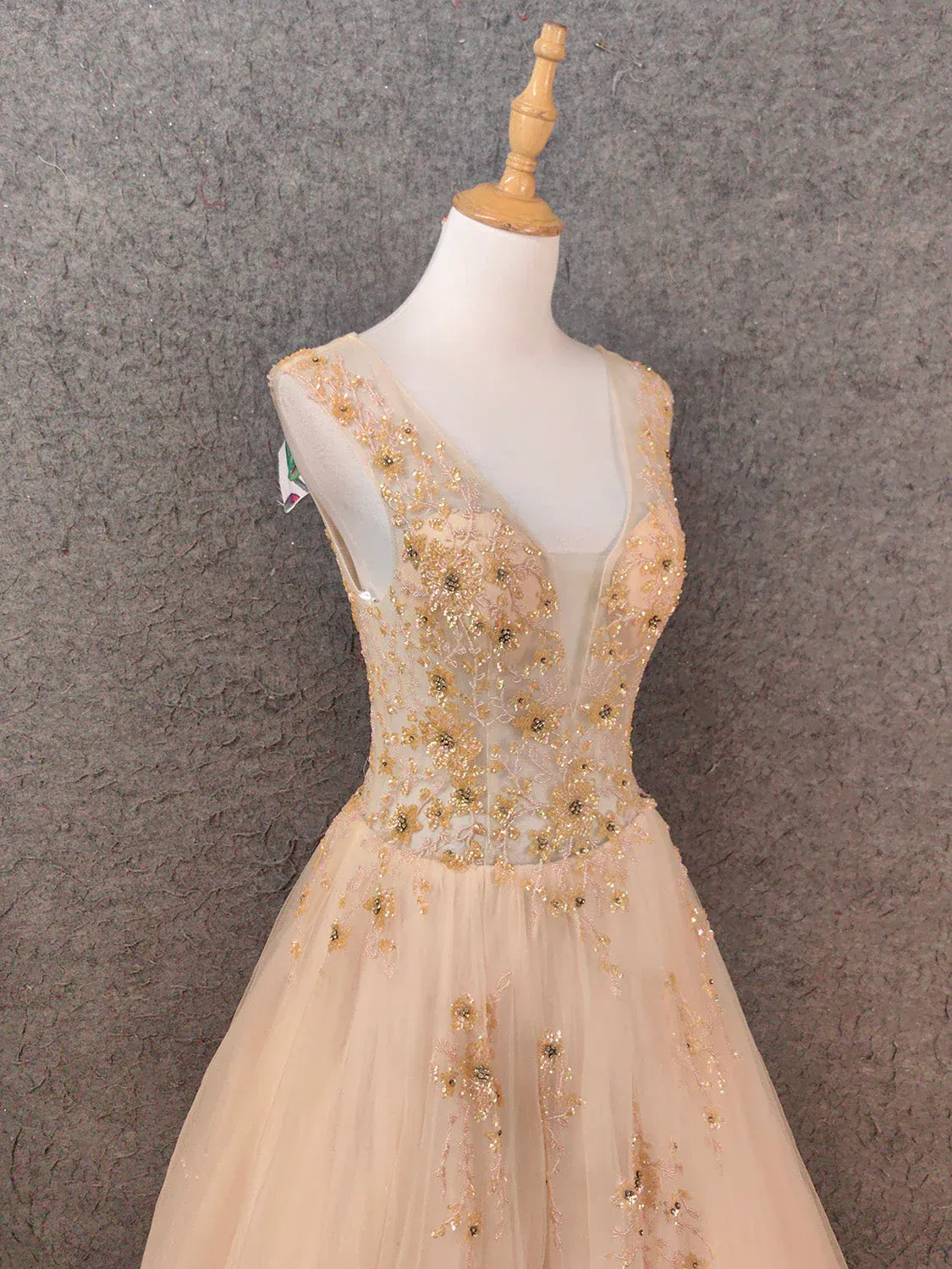 Enchanting Ball Gown V-Neck Sleeveless Beaded Champagne Maxi Prom Dress for Women Custom