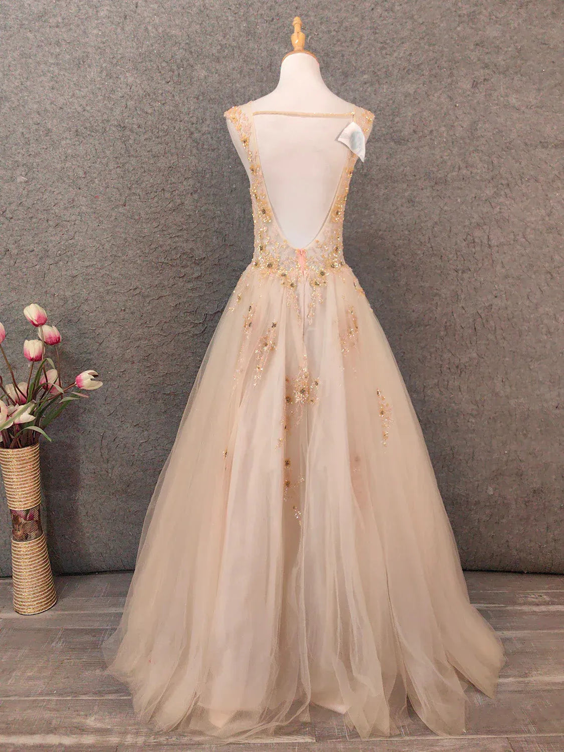 Enchanting Ball Gown V-Neck Sleeveless Beaded Champagne Maxi Prom Dress for Women Custom