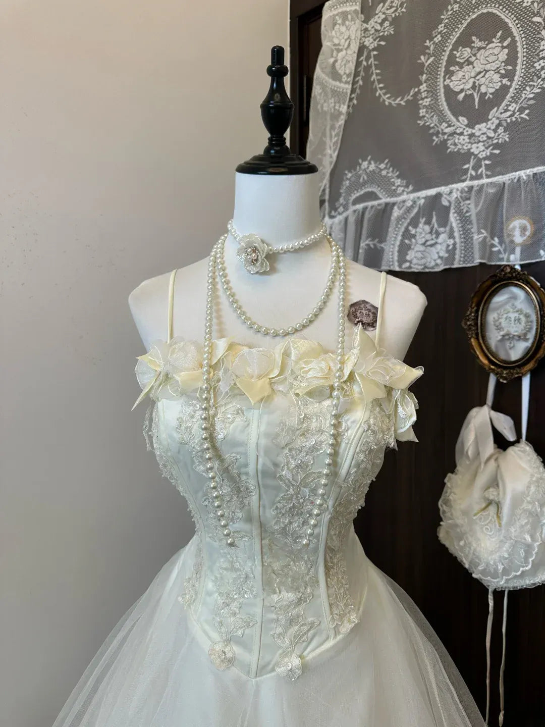 Fairy-Tale Ballgown Sweetheart-Neck Sleeveless Lace-Accented Ivory Maxi Prom Dress for Women Custom