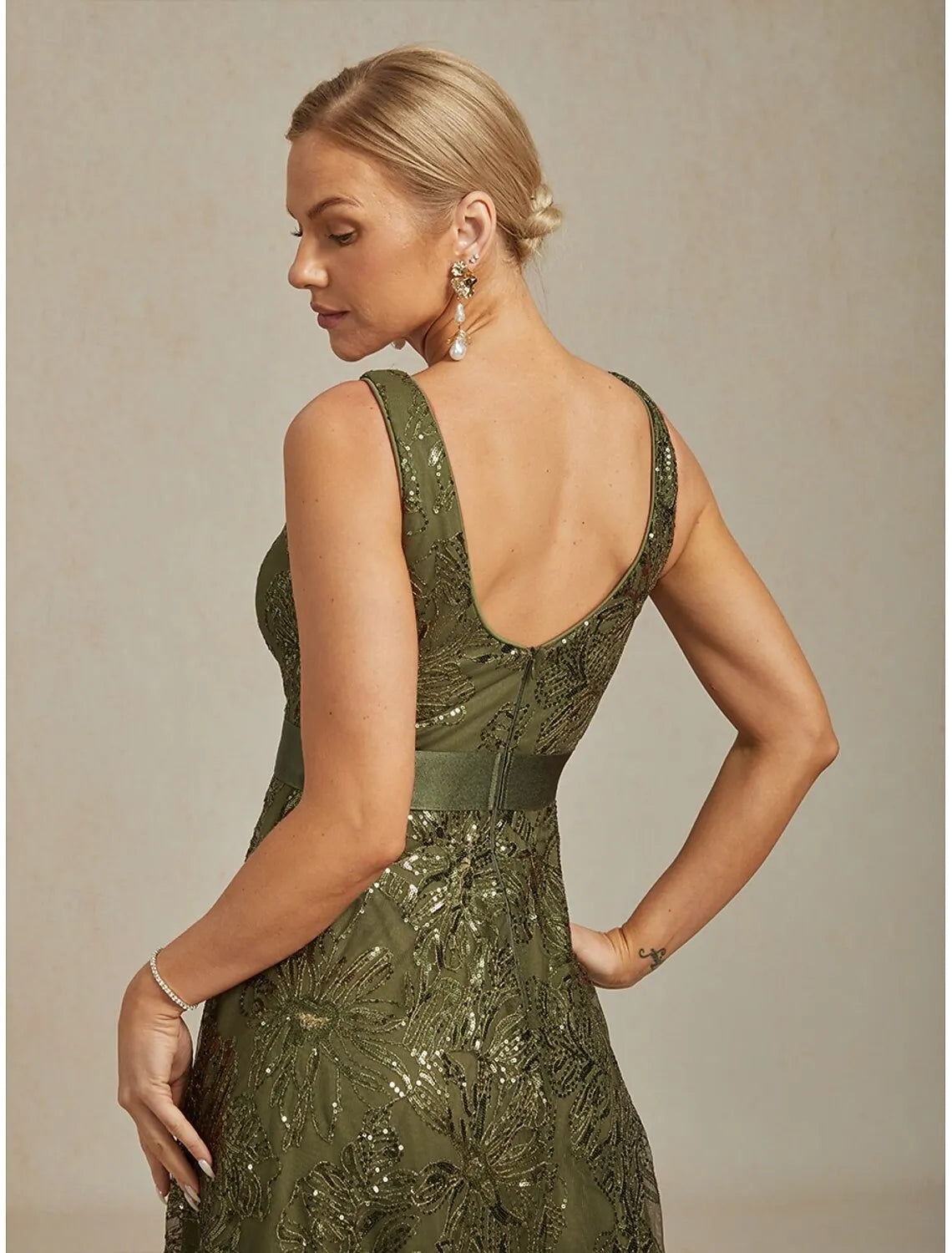 Glamorous A-Line V-Neck Sleeveless Sequin Olive Green Long Mother of the Bride Dresses For Women Hot Sale