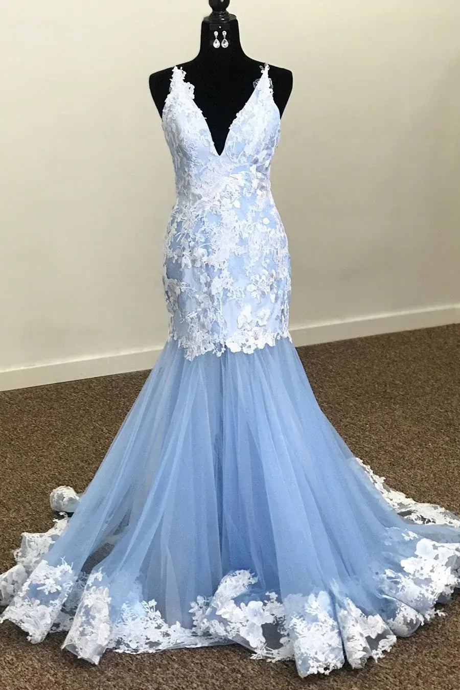 Graceful Mermaid/Trumpet V-Neck Sleeveless Appliques Chapel Train Prom Dress
