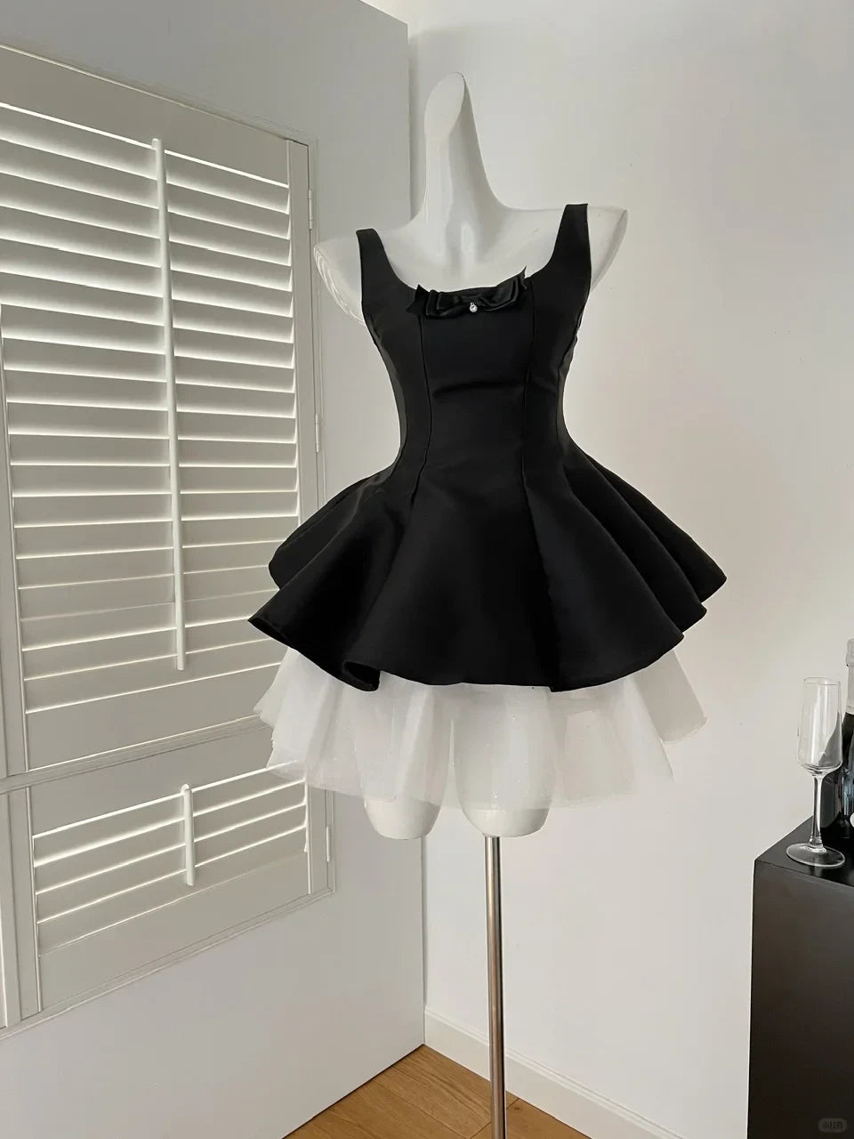Lovely A-Line Scoop Neck Bow Layered Ruffle Two-Tone Black Short Homecoming Dress