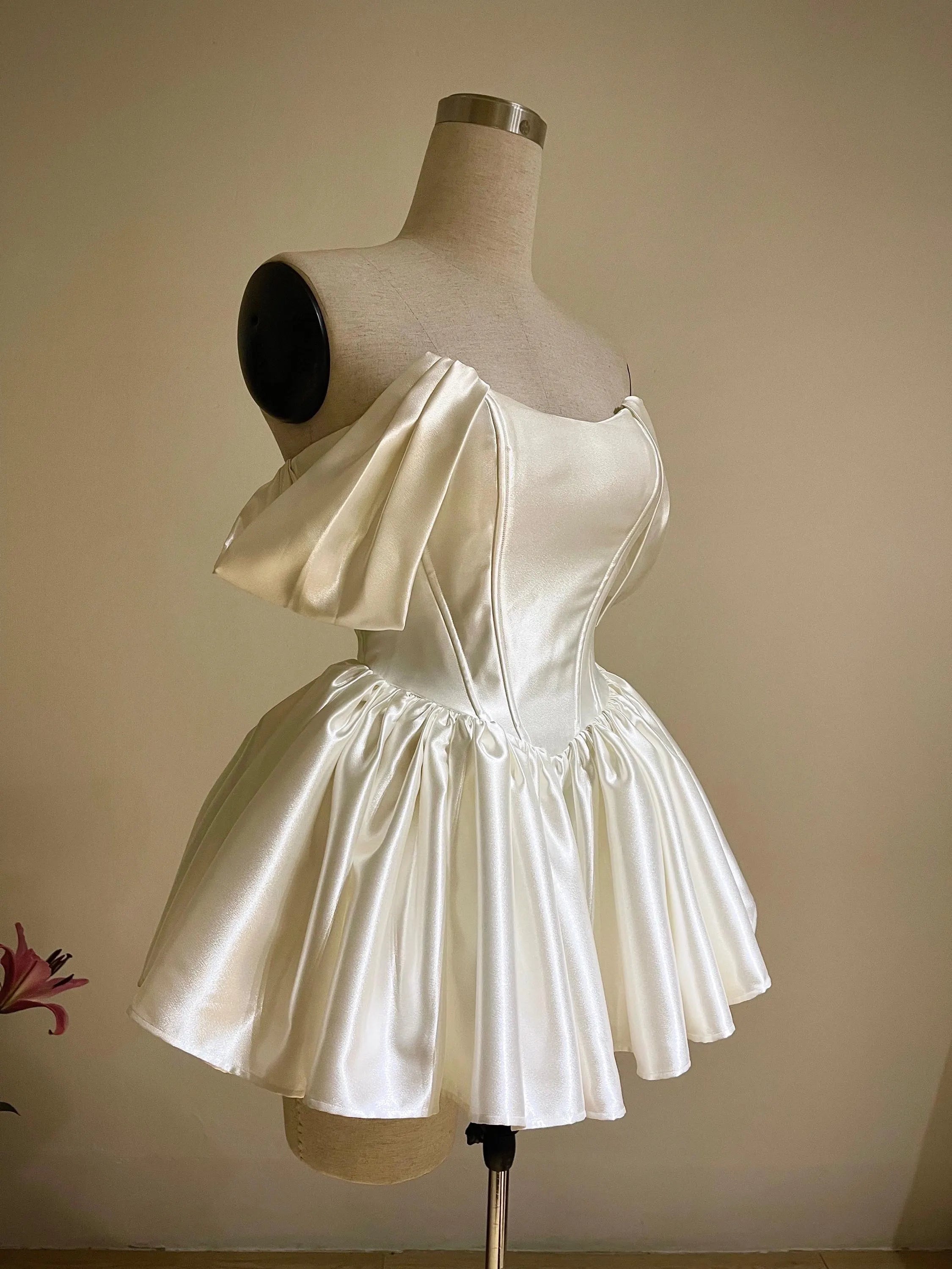 Lovely A-Line Sweetheart Off-Shoulder Pleated Corset Satin Ivory Short Homecoming Dresses