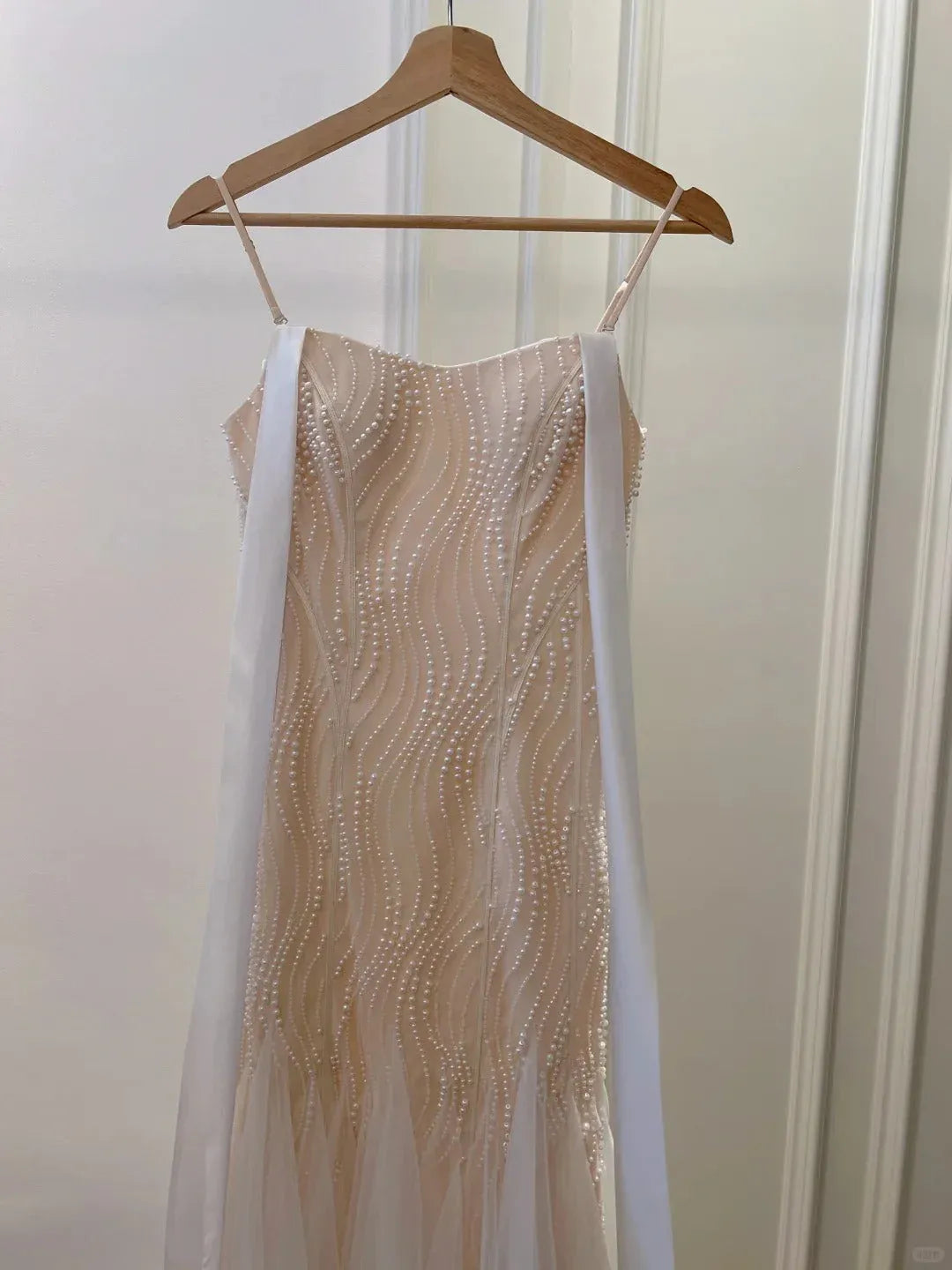 Luxe Mermaid V-Neck Sleeveless Pearl-Accent Blush Long Prom Dress for Women Ready to Ship