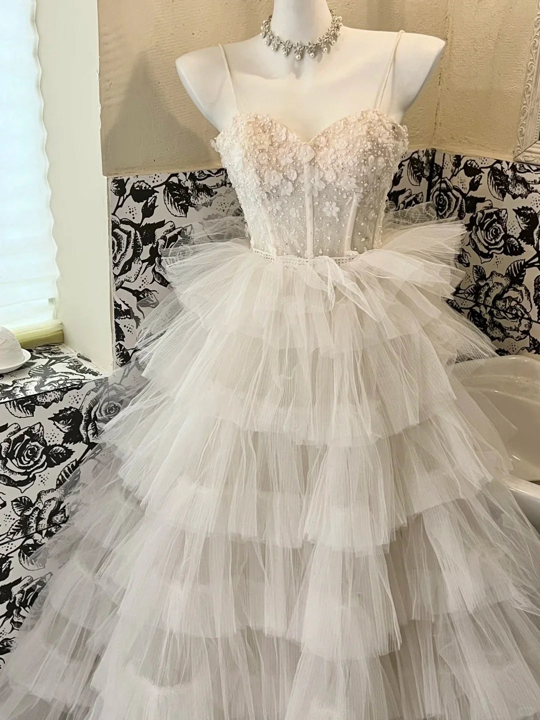 Pretty A Line Beaded Applique Tulle White Long Prom Dress For Ladies
