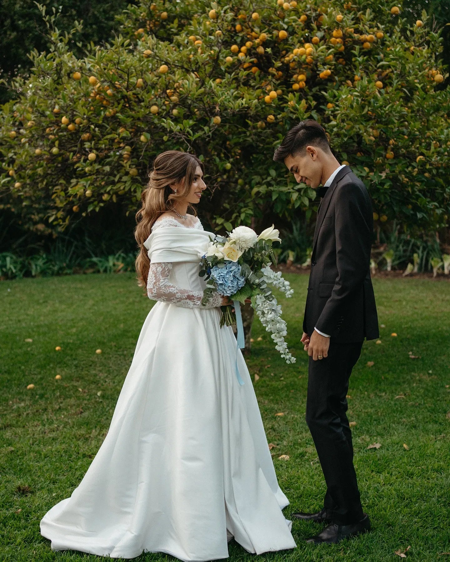 Romantic A-Line Off-Shoulder Long-Sleeve Lace White Maxi Wedding Dress for Women Custom