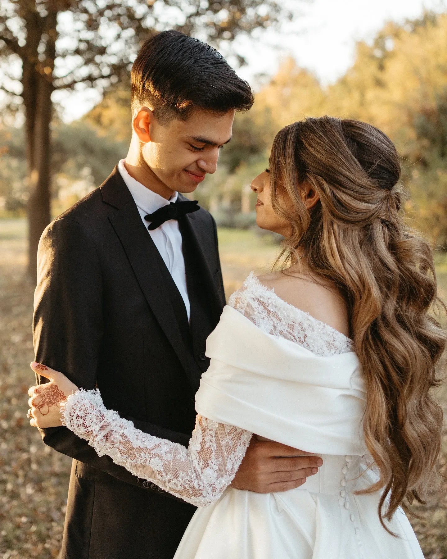 Romantic A-Line Off-Shoulder Long-Sleeve Lace White Maxi Wedding Dress for Women Custom