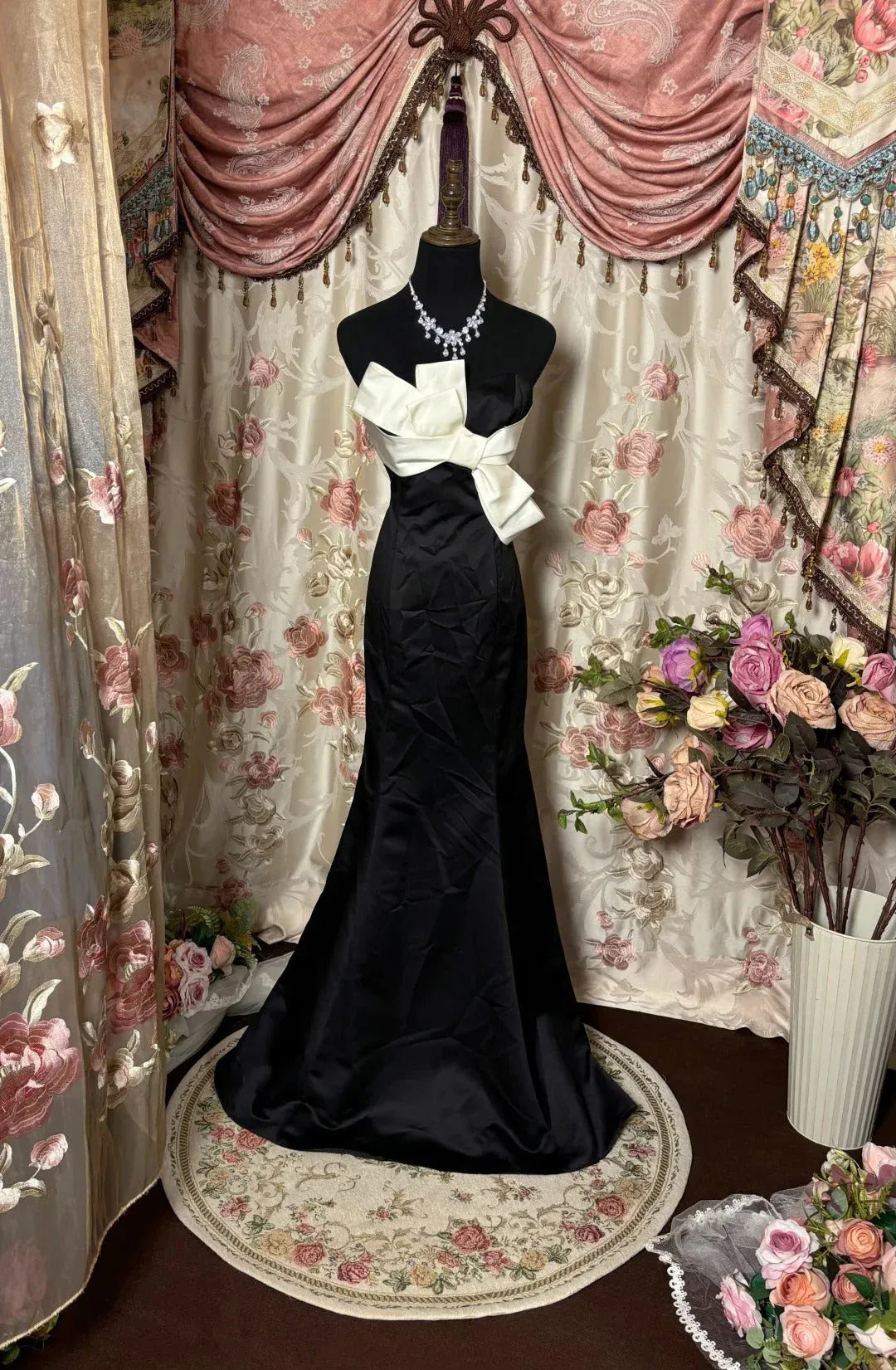 Satin Floor-Length Evening Dress Black-White Sweetheart Strapless for Women