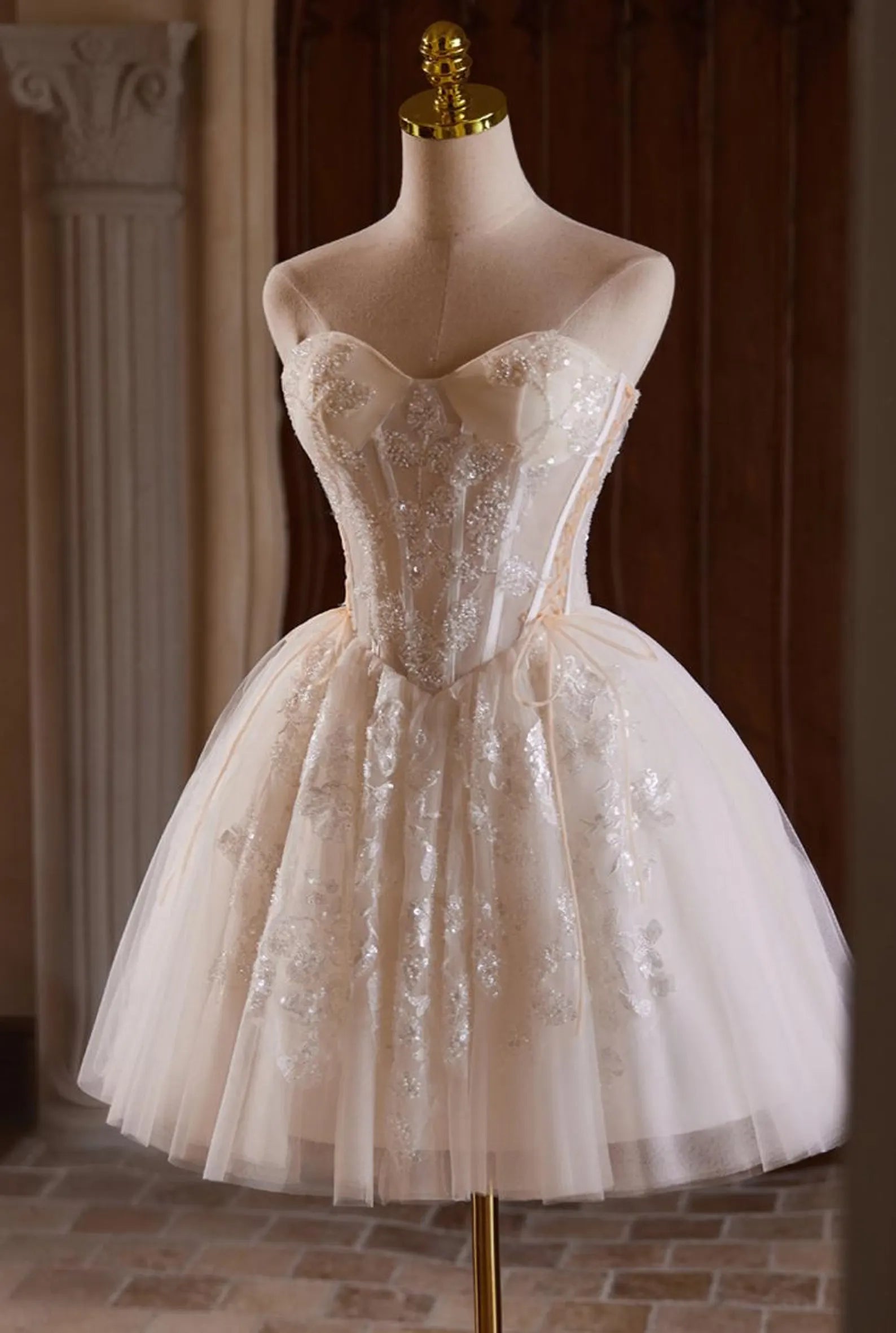 Sparkling A-Line Sweetheart Corset Sequin Applique Ivory Short Homecoming Dresses