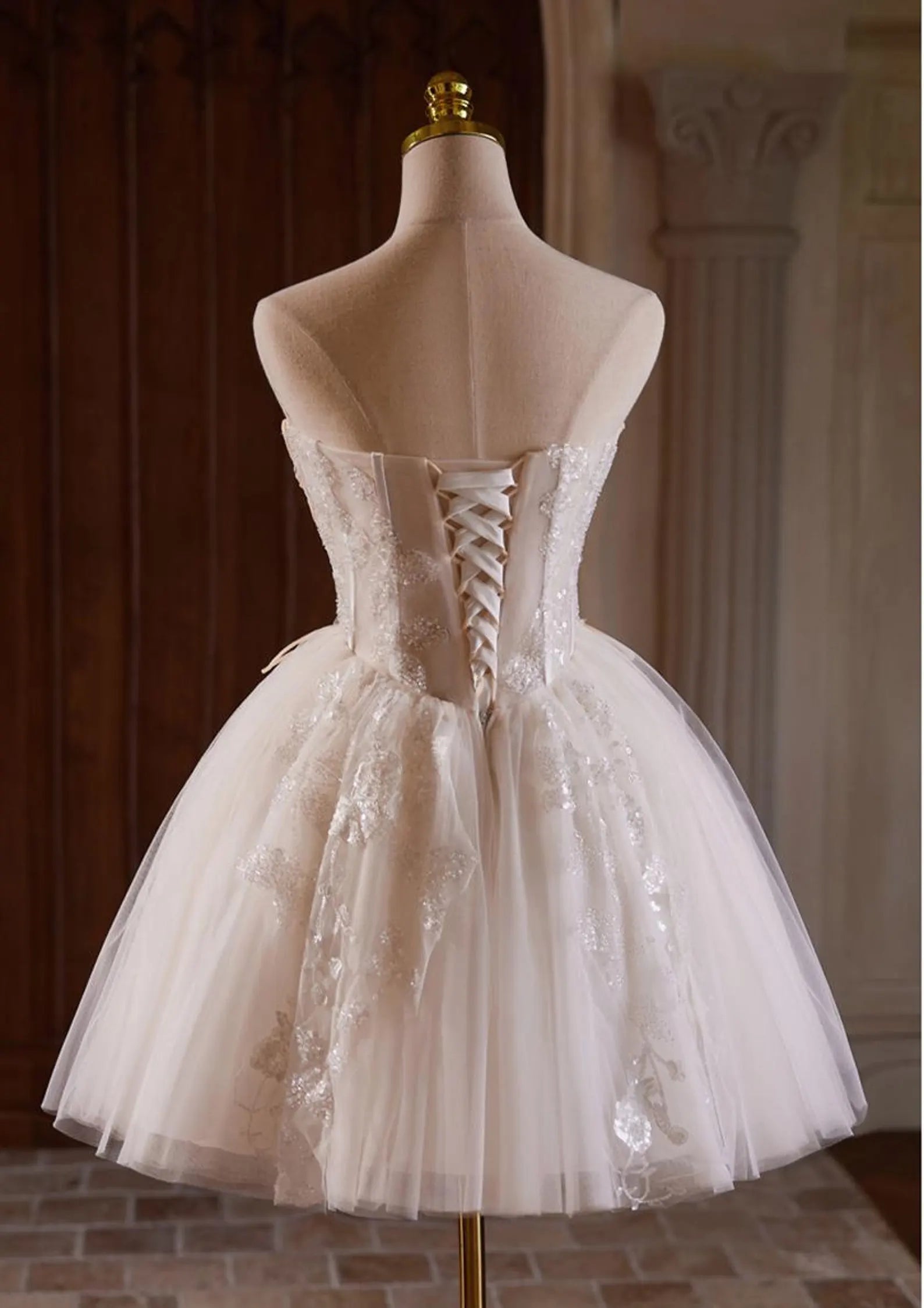 Sparkling A-Line Sweetheart Corset Sequin Applique Ivory Short Homecoming Dresses