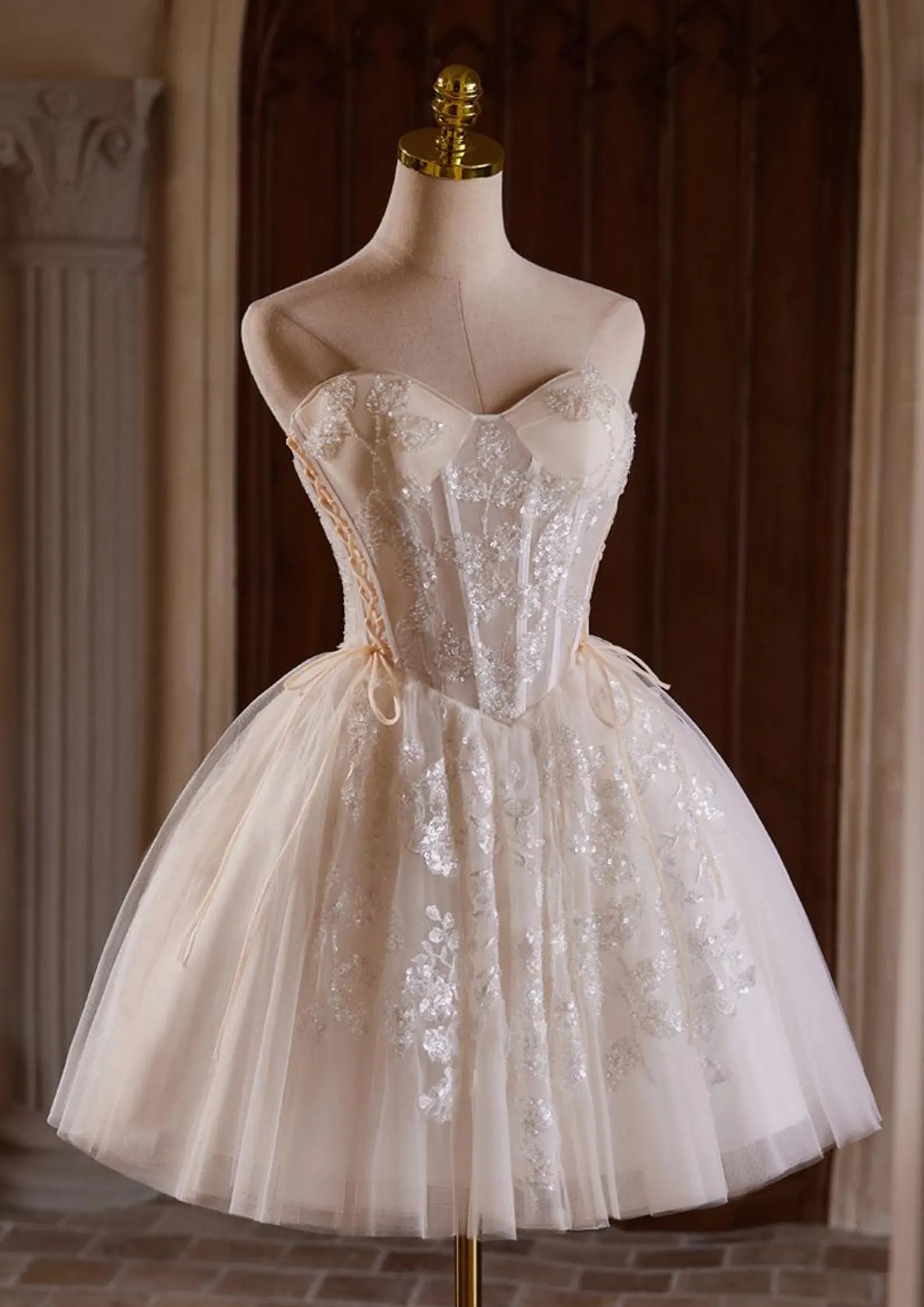 Sparkling A-Line Sweetheart Corset Sequin Applique Ivory Short Homecoming Dresses