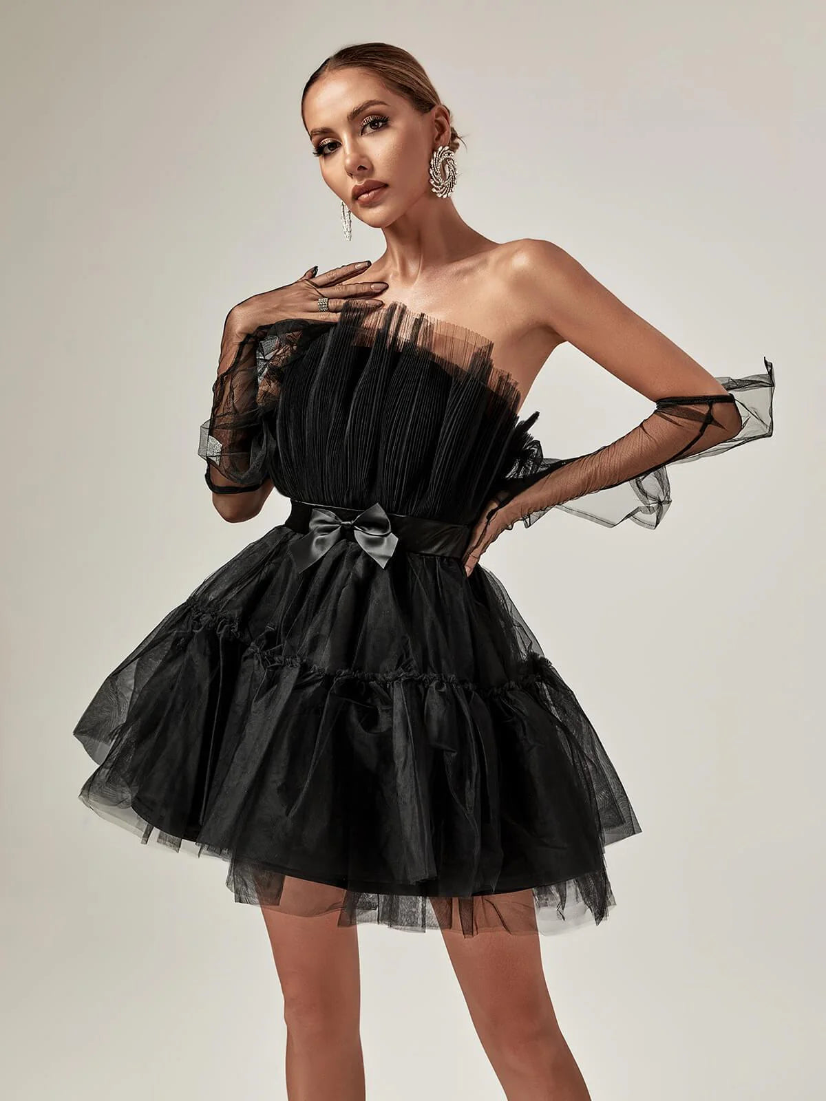 Stylish A-Line Strapless Tiered Tulle Bow Mesh Black Mini Homecoming Dress