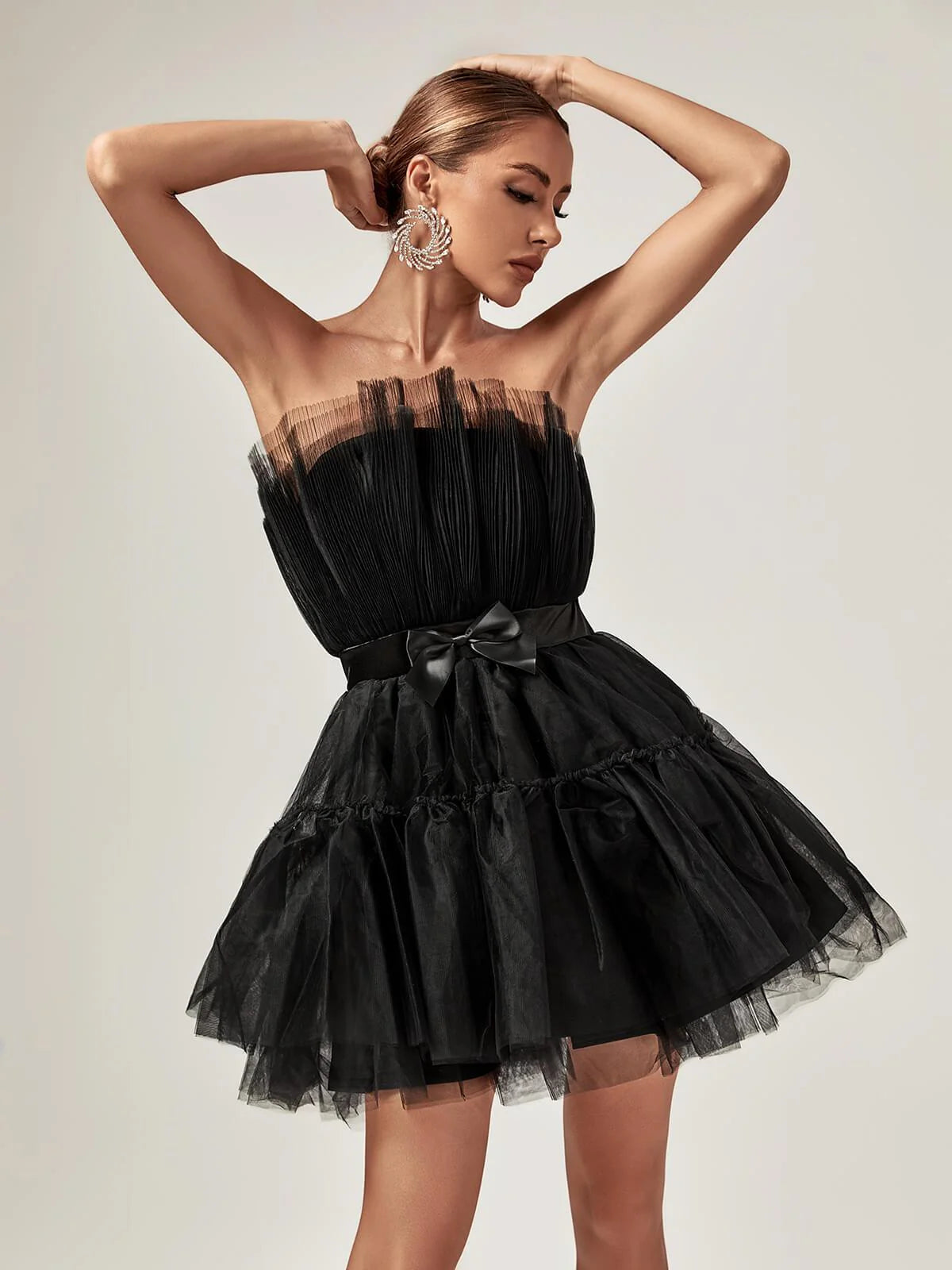 Stylish A-Line Strapless Tiered Tulle Bow Mesh Black Mini Homecoming Dress