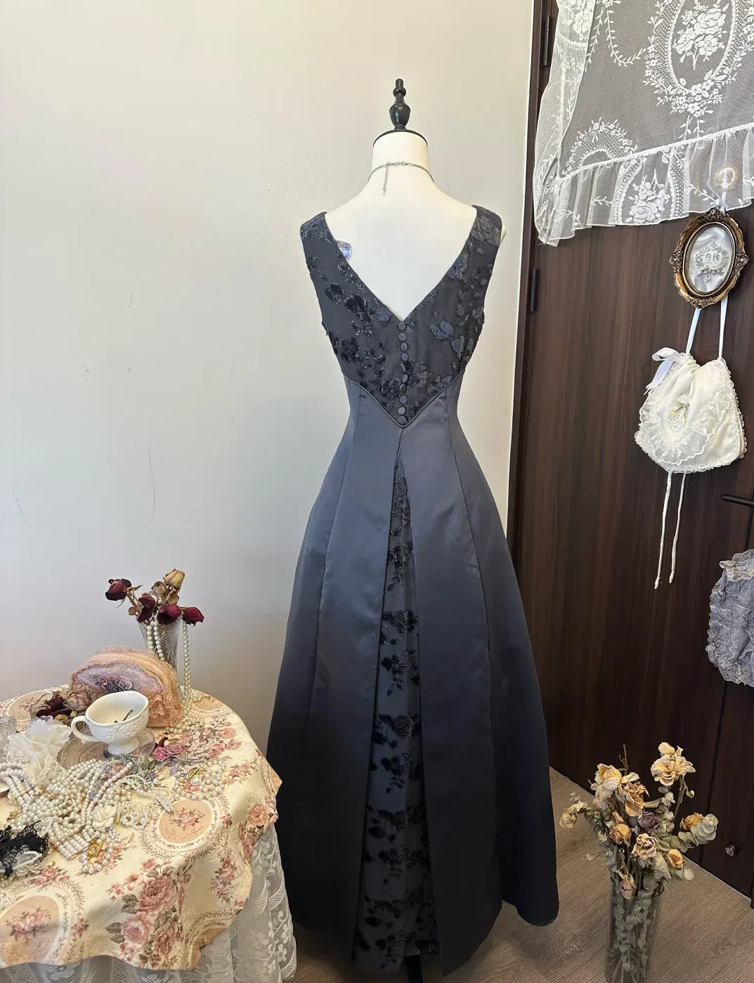 Vintage A-line Bateau Neck Sleeveless Lace-embellished Gunmetal Grey Maxi Prom Dress for Women Custom