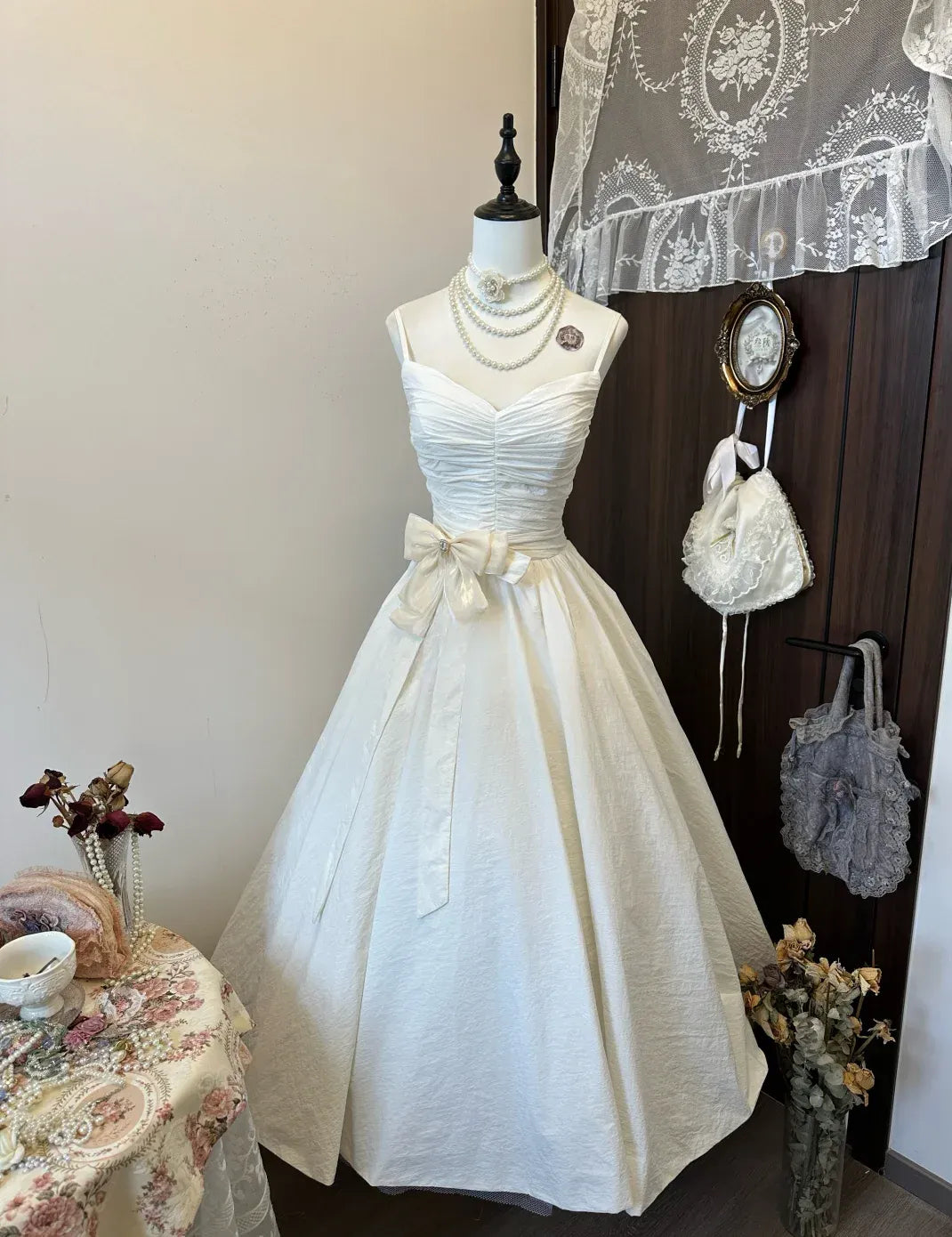 Vintage Ballgown Sweetheart Sleeveless Bow White Floor-Length Prom Dress For Women Custom