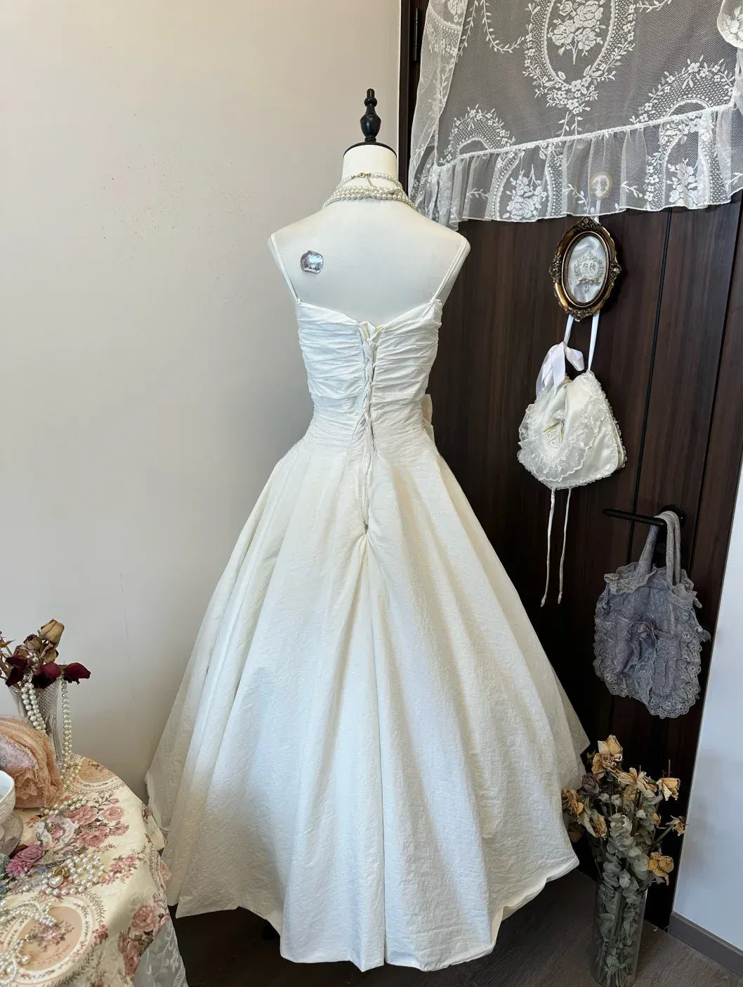 Vintage Ballgown Sweetheart Sleeveless Bow White Floor-Length Prom Dress For Women Custom