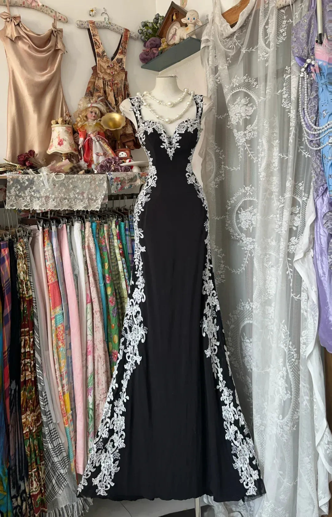 Vintage Mermaid Sweetheart-Neck Sleeveless Lace-Trim Black Maxi Evening Dress for Women