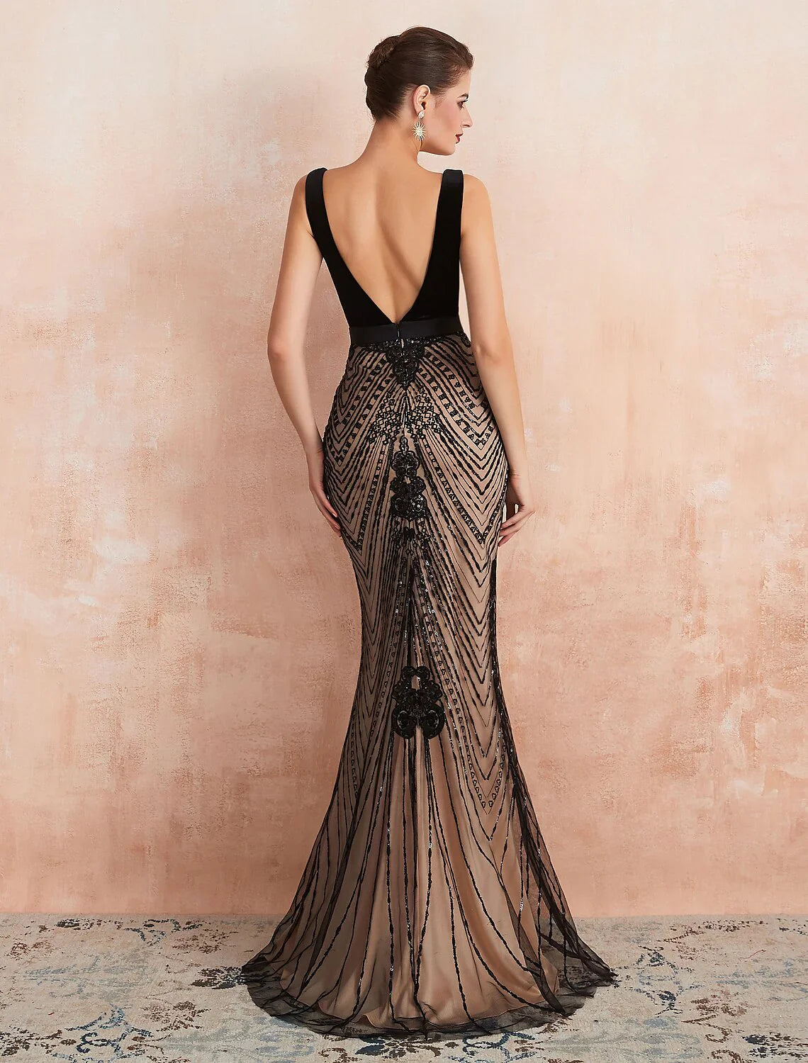 Evening Gown Luxurious Dress Formal Evening Sweep / Brush Train Sleeveless V Neck Fall Wedding Guest Velvet Backless with Beading